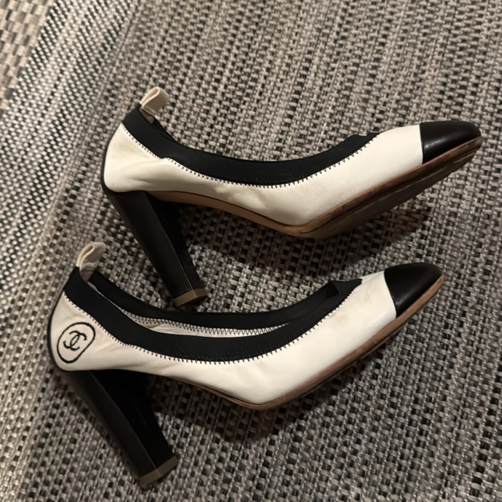Chanel Vintage Spirit leather heels w/grosgrain trim, cap toes and heel tabs - Picture 4 of 13